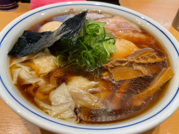 「醤油特製らぁ麺」@らぁ麺 すぎ本の写真