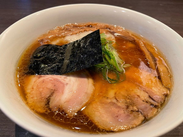 「醤油ワンタン麺」@支那そばや 本店の写真