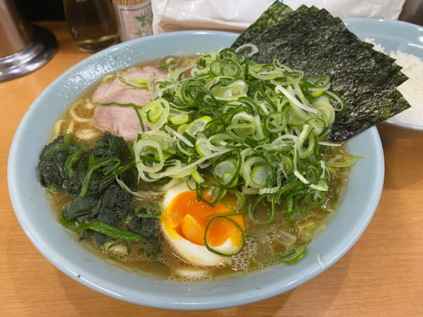 「特製らーめん中(950円)＋九条ネギ(150円)」@横浜らーめん 武蔵家 綾瀬店の写真