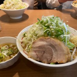 らーめん（ﾔｻｲ増し ﾆﾝﾆｸ ﾈｷﾞﾏｼﾏｼ）＋肉カス脂