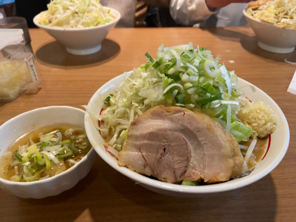 「らーめん（ﾔｻｲ増し ﾆﾝﾆｸ ﾈｷﾞﾏｼﾏｼ）＋肉カス脂」@ちばから 蒲田店の写真