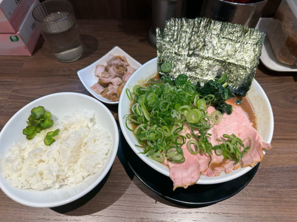 「輝道家特製ラーメン+コロ肉+ライス」@横浜家系らーめん 輝道家 水道橋駅前店の写真