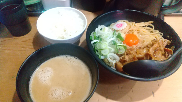 「つけ麺（並）300ｇ　ネギ増し」@肉玉そばおとど 新宿2丁目店の写真