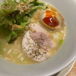 鶏白湯塩そば980円（税込1080円）