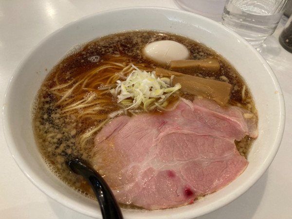 「冬限定　背脂生姜醤油＋玉子」@麺笑の写真