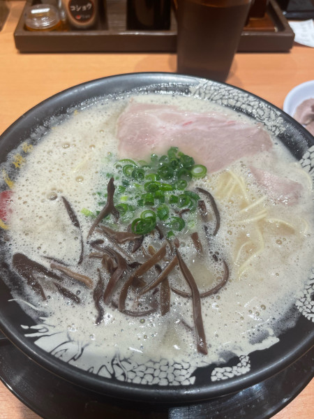 「濃厚豚骨ラーメン」@博多一幸舎 福岡空港国内ターミナル店の写真
