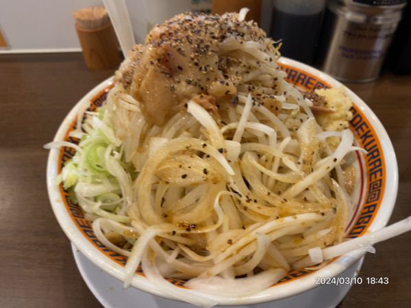 「汁なし 全部マシお腹空いた」@顎で喰らえ ラウンドワン草加店の写真