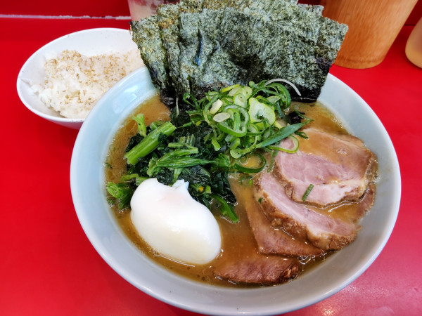 「朝ラー＋チャー3枚､ホウレン草､のり、くずれ玉子」@横浜ラーメン 武蔵家 大井町店の写真