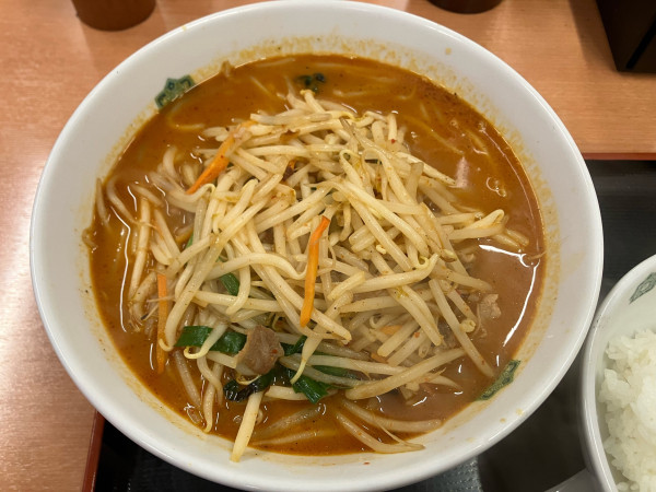 「秘伝の辛味噌ラーメン＋ライス　780円」@熱烈中華食堂 日高屋 幡ヶ谷南口店の写真