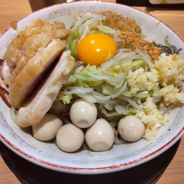 「汁なしミニぶた（￥1,150）＋うずら５個（￥100）」@ラーメン豚山 東京ラーメン横丁店の写真