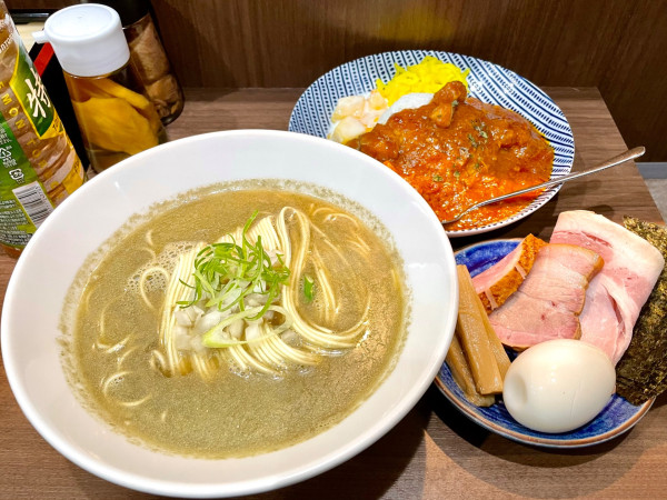 「煮干ソバ＋DXトッピング＋チキンカレー」@Noodle&Spice curry 今日の1番の写真