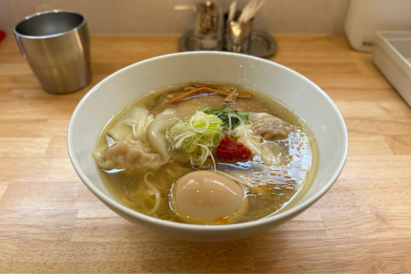 「MIXワンタン塩¥1200、半熟煮玉子¥150」@地球の中華そばの写真