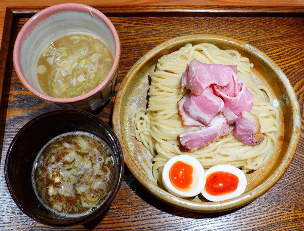 「つけ汁 2種 味玉 つけめん（豚骨魚介・にんにく醤油・冷や）」@あいだやの写真