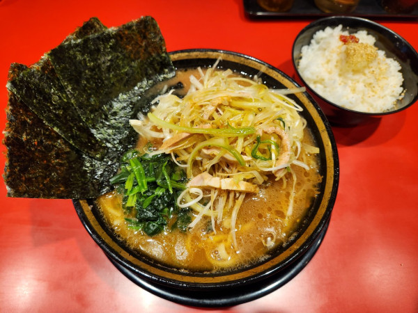 「ラーメン ネギチャーシュー ライス」@環2家 川崎店の写真