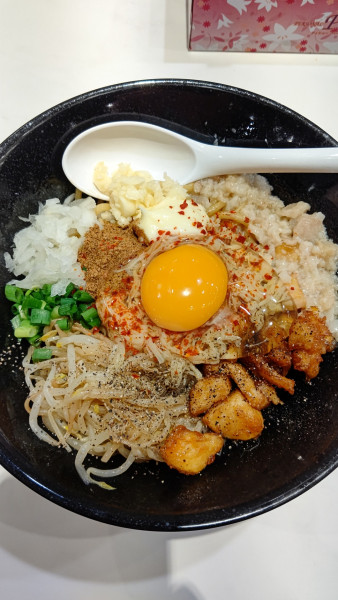 「貝のほぐし煮と鶏フリッターの胡麦まぜそば　880円」@和えそば・らーめん 胡麦の写真