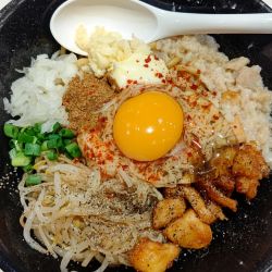 貝のほぐし煮と鶏フリッターの胡麦まぜそば　880円