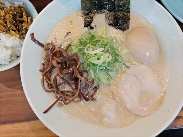 「ラーメン＋煮玉子（ギョーザセット）」@博多濃麻呂 二子玉川2号店の写真