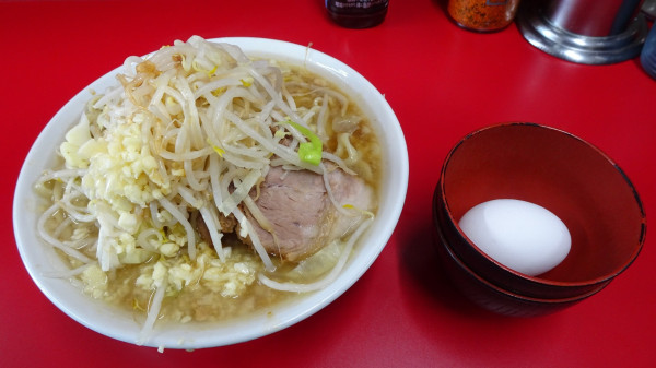 「小（800円）＋生たまご（100円）ヤサイニンニクカラメ」@ラーメン二郎 大宮公園駅前店の写真