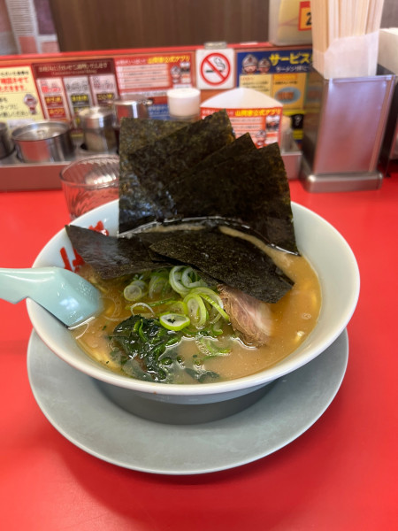 「醤油ラーメン　ほうれん草　のり　ライス」@山岡家 越谷レイクタウン店の写真