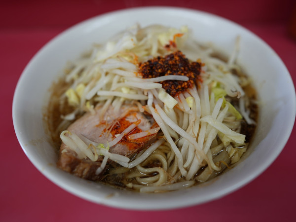 「小 辣油」@ラーメン二郎 千住大橋駅前店の写真