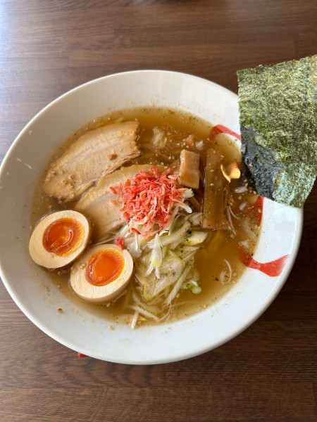 「塩らーめん味玉 880円」@やまがたらーめん きたもと屋の写真