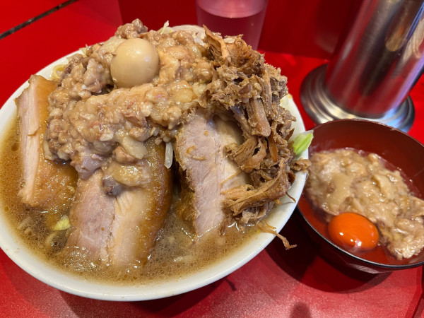 「ラーメン+豚1枚+ほぐし豚+脂生玉子 ¥1,150」@麺屋HEROの写真