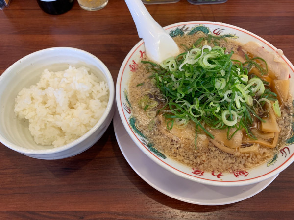 「ラーメン770+小ライス165=935円」@魁力屋 所沢小手指店の写真