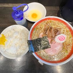 中華そば大盛りと生卵、ライス