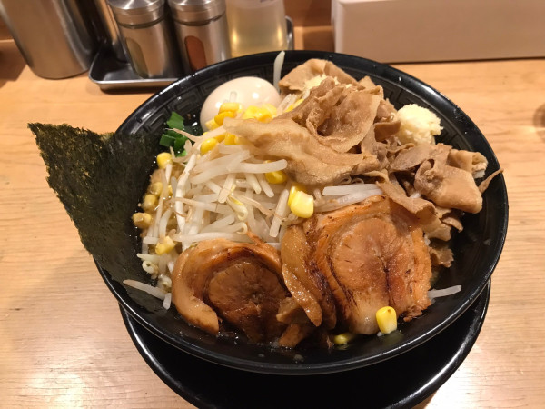 「白山盛味噌ラーメン（クーポン無料）」@肉盛り味噌らーめん 侍倶楽部 赤羽駅前店の写真