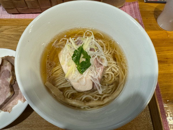 「鶏肉スープと貝出し汁のそば」@中華蕎麦 はざまの写真