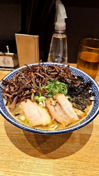 「豚骨煮干大盛り＋キクラゲ」@豚骨醤油 三輪の写真