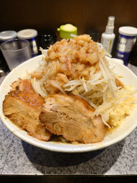 「MIX大 豚➕２ 野菜マシ ニンニク  アブラ」@ラーメン宮郎の写真