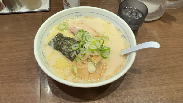 「とんこつラーメン（530円）」@福しん 大久保駅前店の写真