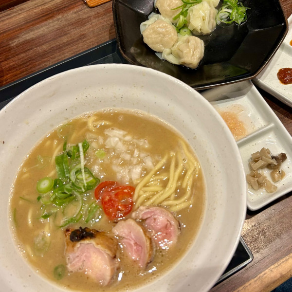 「鶏煮干しらぁめん 醤油＋鶏ワンタン」@麺や いま村の写真