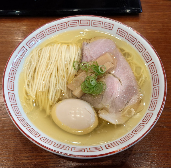 「名古屋コーチンの中華そば塩+味玉(1030円)」@中華そば よしかわ 三井アウトレットパーク入間店の写真