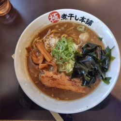 背脂煮干（930円）