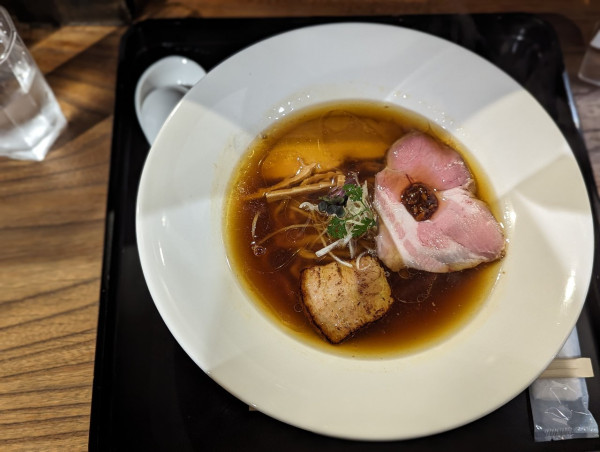 「芳醇醤油らー麺」@らー麺 れとろやの写真