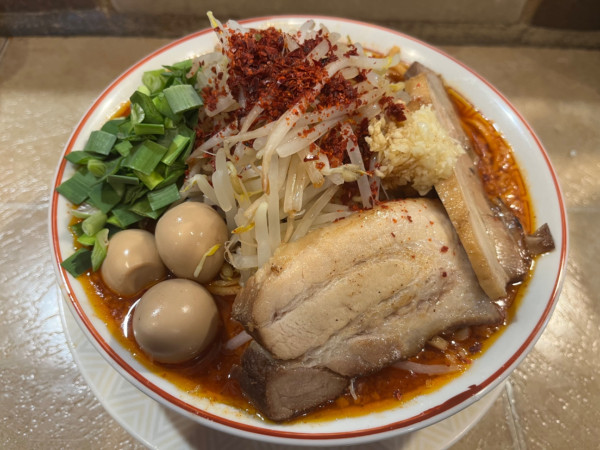「辛マンモスラーメン大盛ニラうずらニンニク少し」@泪橋 溝の口店の写真