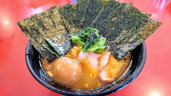 「ラーメン(麺硬め･味濃いめ)+味玉･海苔」@家系総本山 ラーメン吉村家の写真