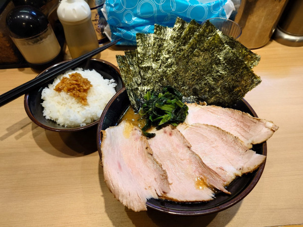 「チャーシューメン多め硬め のり ライス」@輝道家直系 皇綱家の写真