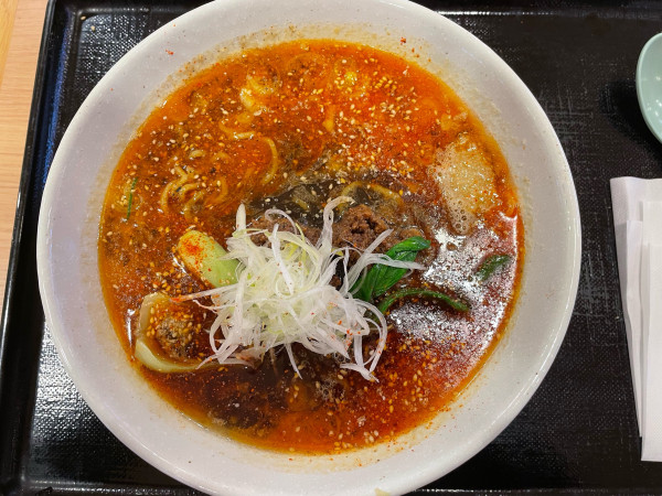 「麻辣担々麺¥950」@札幌らーめん大心 新千歳空港店の写真