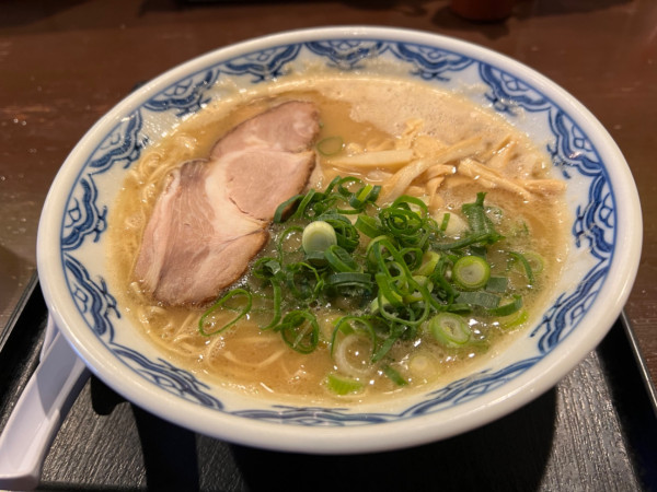 「博多らぁめん」@博多麺房 赤のれん 丸ビル店の写真