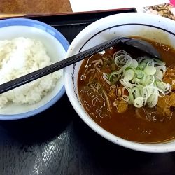 鶏肉の和風カレーそば（６９０円）
