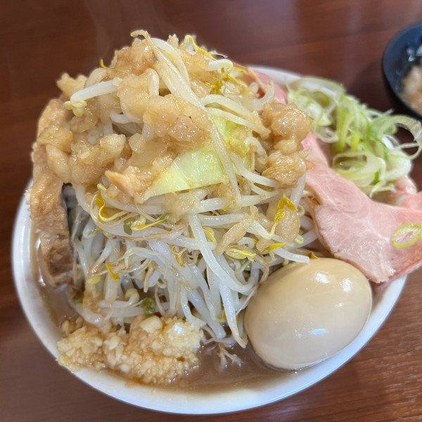「ラーメン中＋味玉＋ローストポーク『コール』 硬め、にんにくどでん」@どでん 西川口店の写真