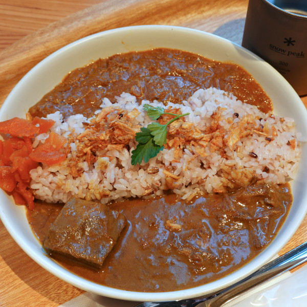 「あいがけカレー 1,480円」@Snow Peak Cafeの写真