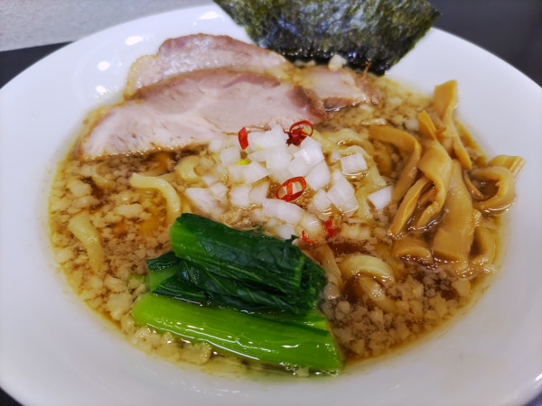「にぼ背脂醤油 1000円」@自家製手打ち麺 禿の写真