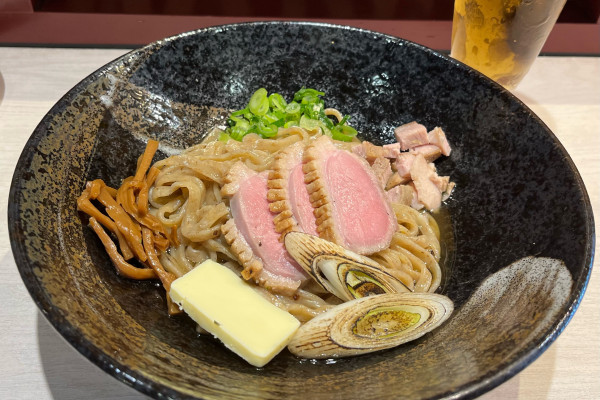 「鴨油とエレシバターの油そば」@柳麺 呉田-goden-の写真
