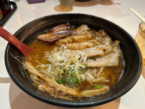 「濃厚魚介豚骨エビ風味　チャーシュー3枚」@はりけんラーメンの写真