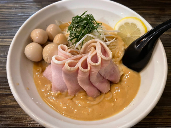 「冷やしカニクリーミーそば＋肉増し＋うずら卵」@魚々麺  園の写真