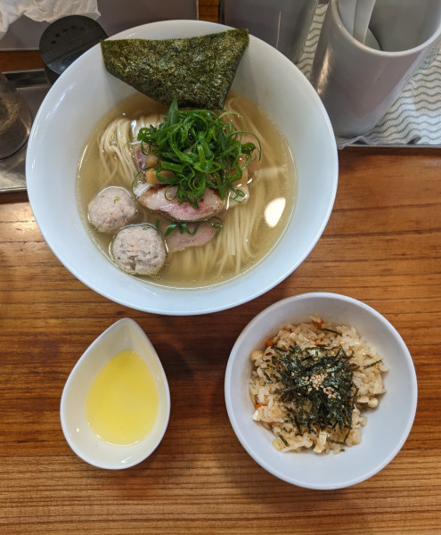 「［特別メニュー］真鯛と鶏の淡麗らーめん 塩+あさり炊き込ミイご飯」@アメノオトの写真